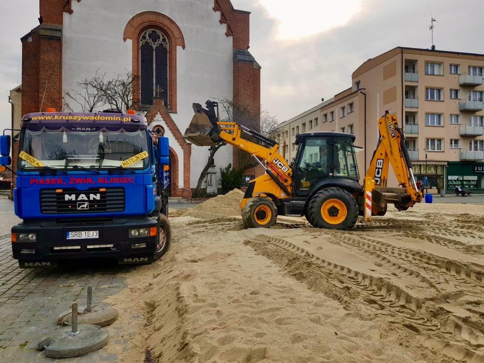 Koparko-ładowarka DOMIN przy pracach ziemnych